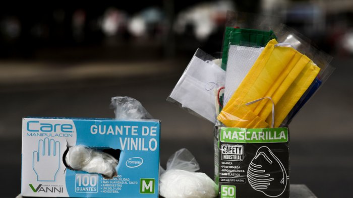 Cómo desechar correctamente los guantes y las mascarillas usados durante la pandemia