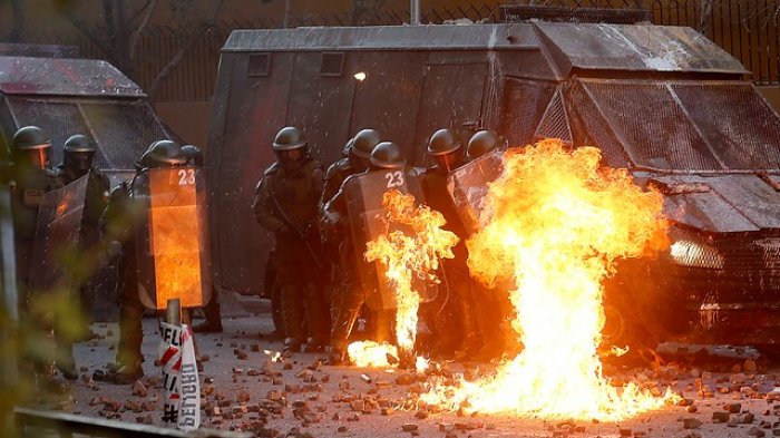 Fiscalía pide 24 años de cárcel para joven que lanzó bomba molotov en protestas del estallido social