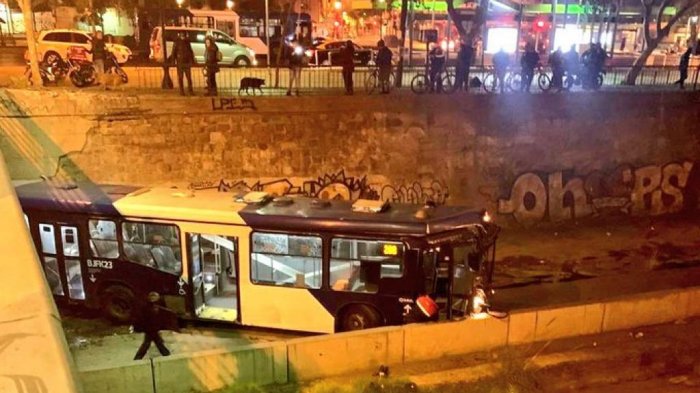 Bus del Transantiago cayó al río Mapocho tras intentar evadir un choque