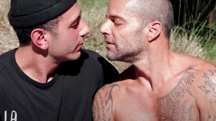 Ricky Martin, Lionel Messi y Ben Affleck besan a sus parejas en el video 