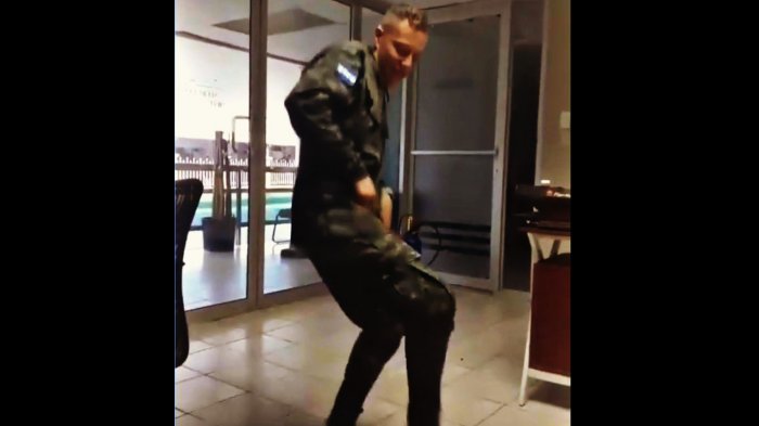 “Tra tra tra”: Dan de baja a militar por bailar y subir el video a TikTok