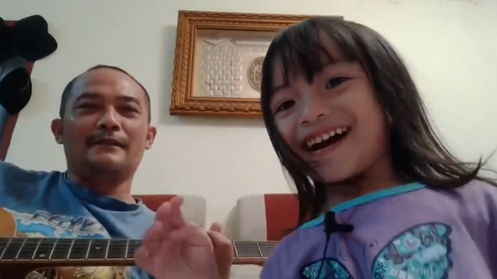 Esta pequeña niña cantando 