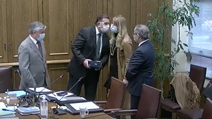 Beso en la mejilla y tos sin mascarilla: El video del senador Quinteros donde se saltó varios protocolos por COVID-19