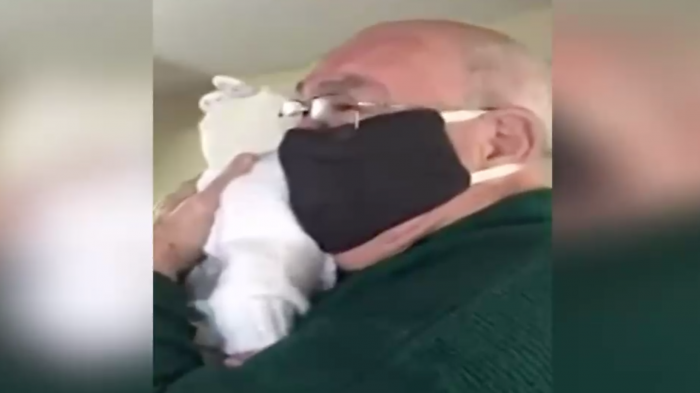 Hasta las lágrimas: La emoción de un abuelo que conoce y abraza a su bisnieto luego de verlo sólo por videollamada