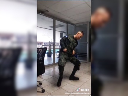 Ex militar de Honduras que fue dado de baja luego de bailar en TikTok fue contratado por un político