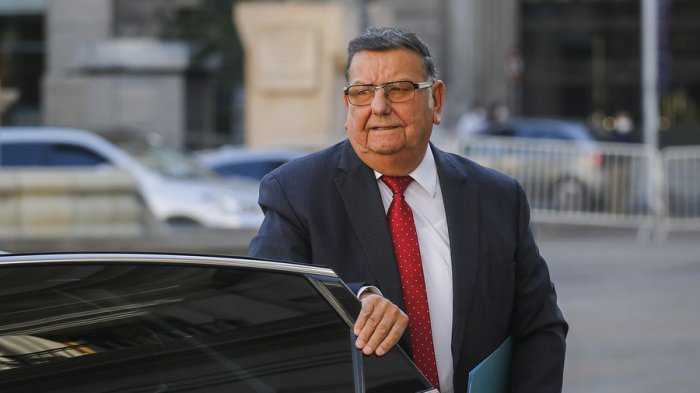 Gobierno asegura que senador Quinteros enfrentará un sumario sanitario por viajar sin esperar resultados de PCR