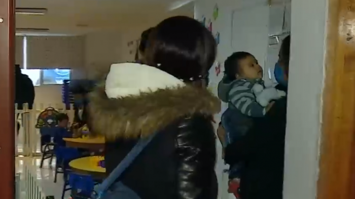 Enfermera combate el COVID-19 con su hijo de nueve meses en la sala cuna del hospital