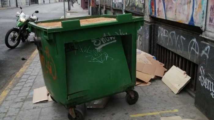 Creativos: Delincuentes se escondieron para ingresar desde un basurero a una caja de compensación en Valparaíso