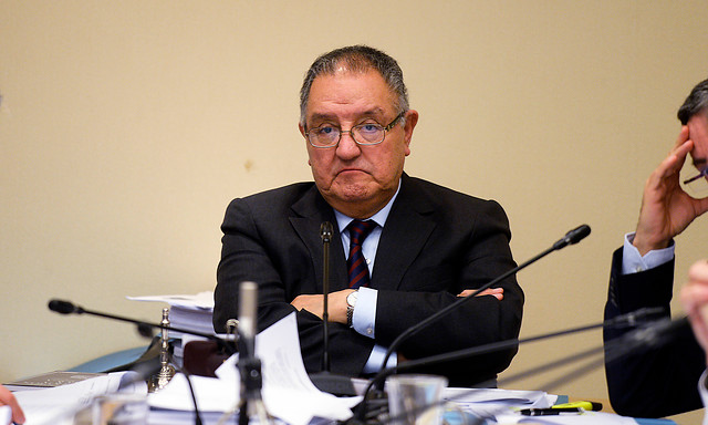 Huenchumilla cree que en vez de canastas de alimentos, el gobierno debería dar una renta básica de $350 mil