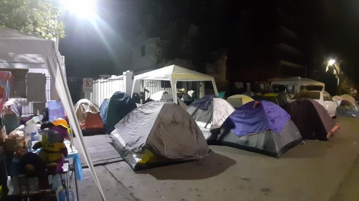 Más de 350 venezolanos continúan pernoctando afuera de la embajada: Hay cerca de 50 niños