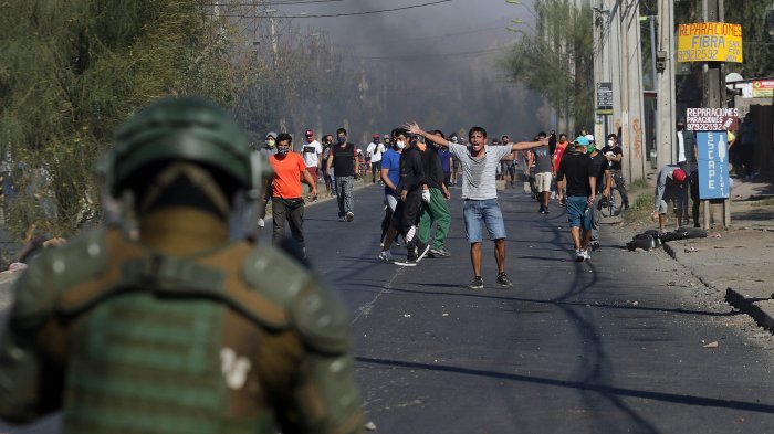 Incidentes y enfrentamientos con Carabineros en medio de manifestación de vecinos en El Bosque