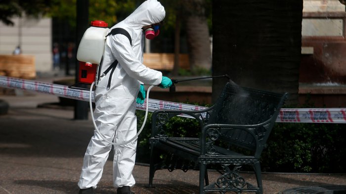 Pacientes con COVID-19 se escaparon de una clínica: Los encontraron comiendo pizza en una plaza