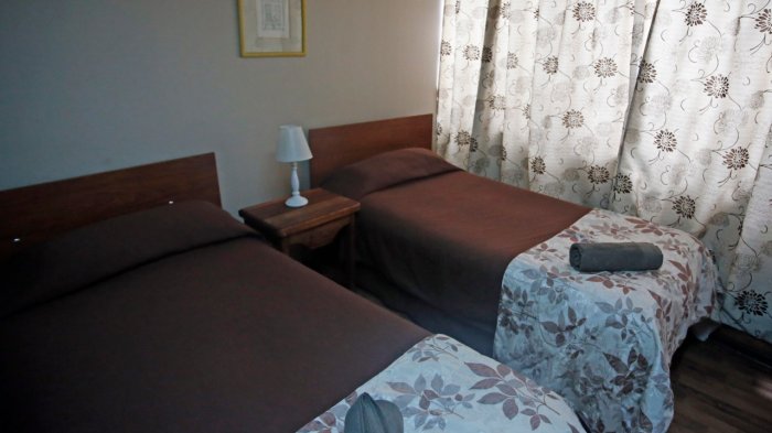 Habilitan primer hostal sanitario municipal en Santiago: Cuenta con baño privado, televisión, teléfono e Internet