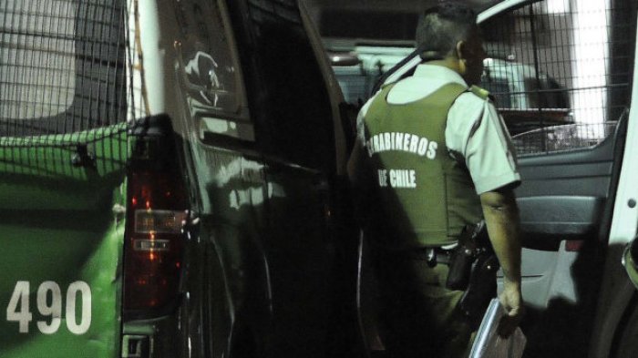 En cuclillas y con fracturas: Encuentran cadáver calcinado al interior de auto que se incendió en Quilicura