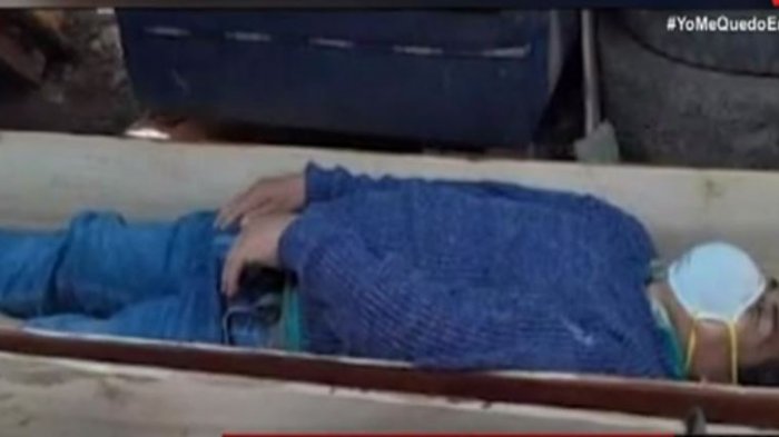 Alcalde peruano se escondió en un ataúd tras ser sorprendido tomando en toque de queda