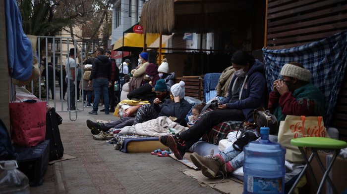 Venezolanos acampan afuera de la embajada en Chile y exigen a Maduro ser repatriados