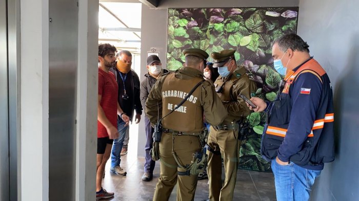 Sin mascarilla y compartiendo colchoneta: Fiscalizan gimnasio que funcionaba en medio de la pandemia del COVID-19