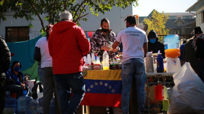 Cancillería solicita a Venezuela facilitar regreso de compatriotas que duermen afuera de la embajada