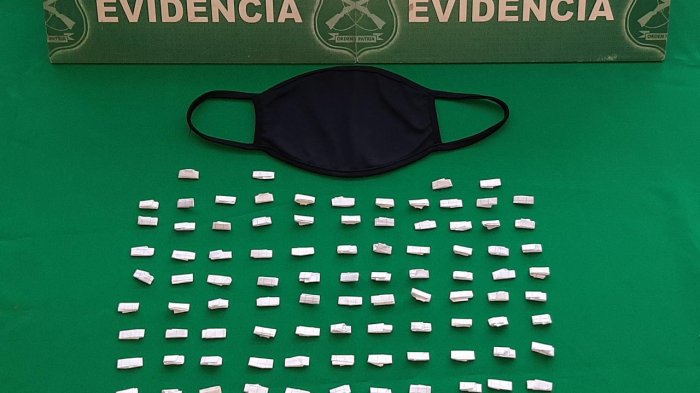 Carabineros sorprendió a sujeto que escondía drogas dentro de su mascarilla en Pudahuel