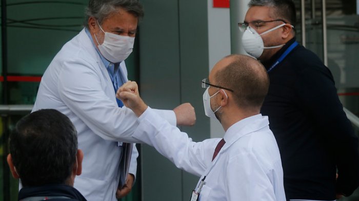 Es mejor evitarlo: Expertos advierten riesgos de contagios COVID-19 con el saludo de codo