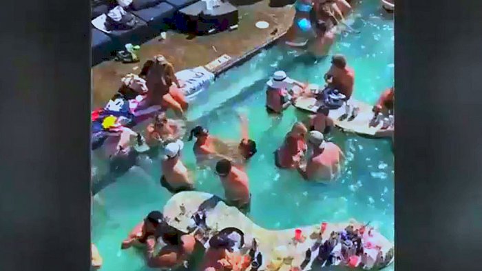 Video muestra concurrida fiesta sin distanciamiento social ni físico en una piscina