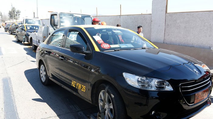 Gobierno posterga el pago de permisos de circulación de taxis, buses y transporte escolar