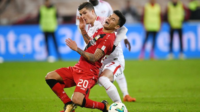 El Leverkusen de Aránguiz cayó por goleada ante el Wolfsburgo y complica cupo directo a Champions