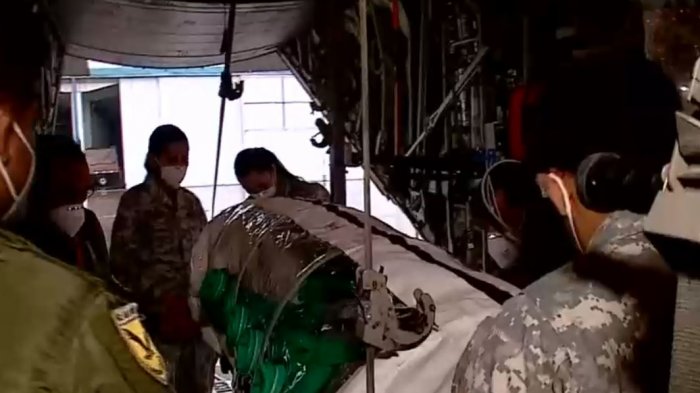 A bordo de un Hércules C-130: Así son por dentro los vuelos médicos para salvar pacientes con COVID-19