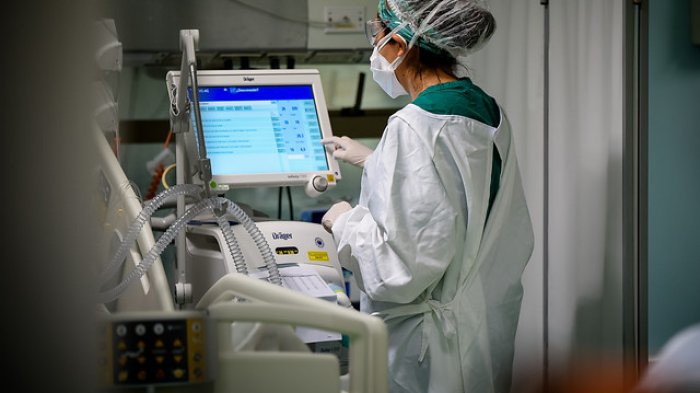 Peak en UCI se alcanzaría el 23 de junio con 3.500 pacientes, según proyección de U. de Chile