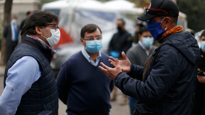Habilitan refugio en Recoleta para venezolanos que acampan afuera de la embajada y piden volver a su país