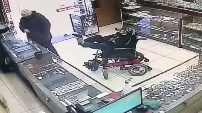 Hombre sin brazos asaltó una joyería sosteniendo un arma con sus pies