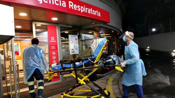 Desde el examen hasta una hospitalización completa: Cuánto puede llegar a costar contagiarse de COVID-19