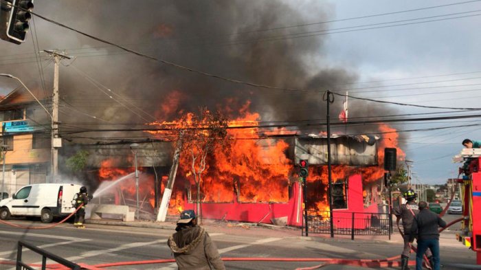 Carabinero rescató a un bebé y a dos adultos desde una casa aledaña a un restaurante que se incendiaba