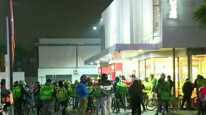 Aglomeración de repartidores de delivery y una multa para McDonald's marcaron la celebración del Día de la Hamburguesa