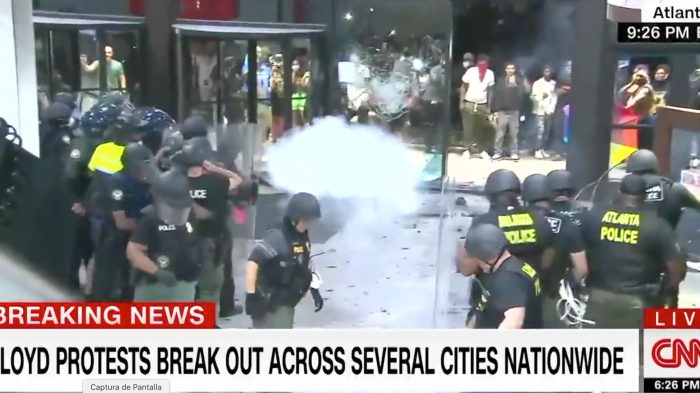 Explosión en la sede central de CNN es registrada en vivo durante protestas por muerte de George Floyd