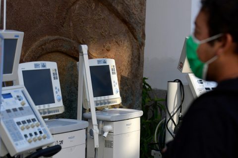 Infectóloga advierte que conectar dos pacientes al mismo respirador mecánico es una medida 