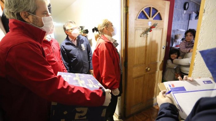 Ministros, subsecretarios y Cecilia Morel se desplegaron por la RM para entregar cajas con alimentos