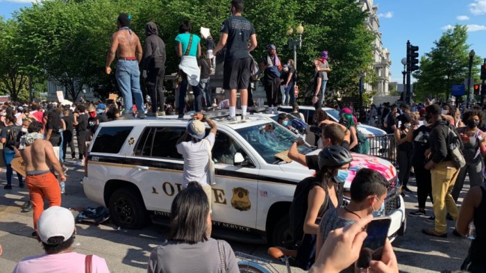 Continúan las protestas tras la muerte de George Floyd y seis estados llaman a la Guardia Nacional