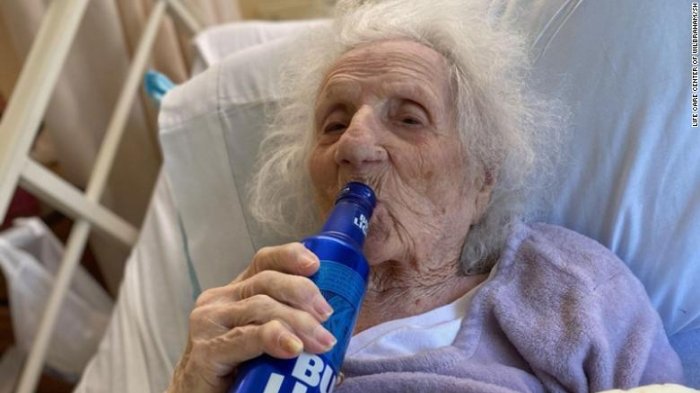 Anciana de 103 años celebró con una cerveza fría que logró superar el coronavirus