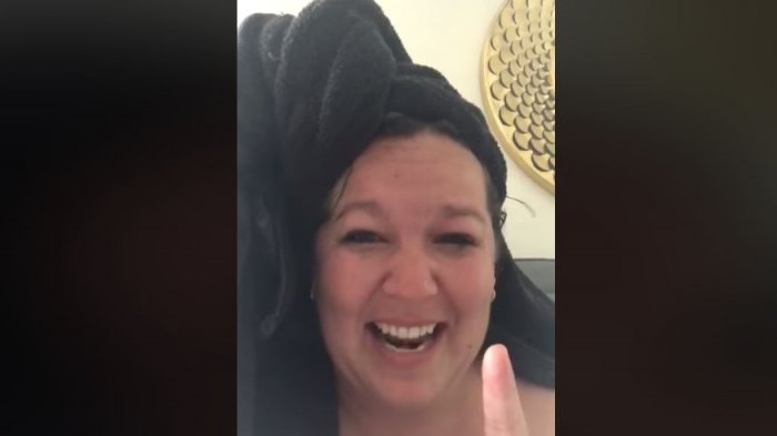 Se paseó desnuda mientras su hija de 7 años estaba en clases online: Se lo tomó con humor y ahora es viral