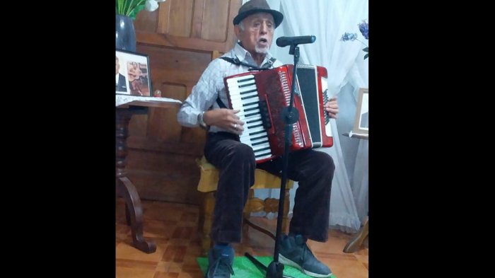 Abuelo chileno de 79 es furor en Internet: Canta, toca el acordeón y transmite por Facebook Live
