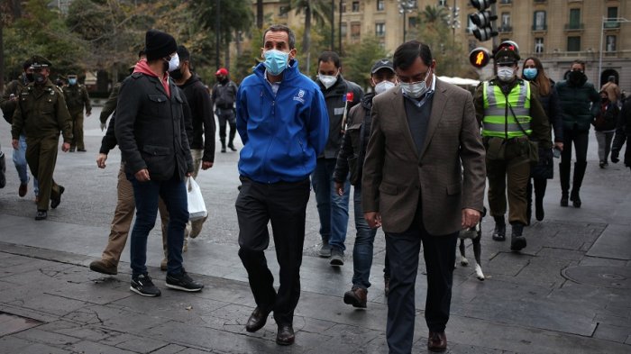 Detienen a hombre con COVID-19 en cercanías de Plaza de Armas: Habría salido a renovar licencia médica