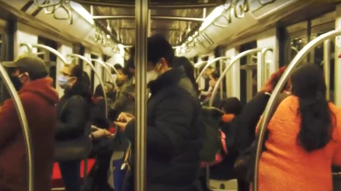 Preocupante alto flujo de gente en el Metro: No se respeta distancia física y falta fiscalización
