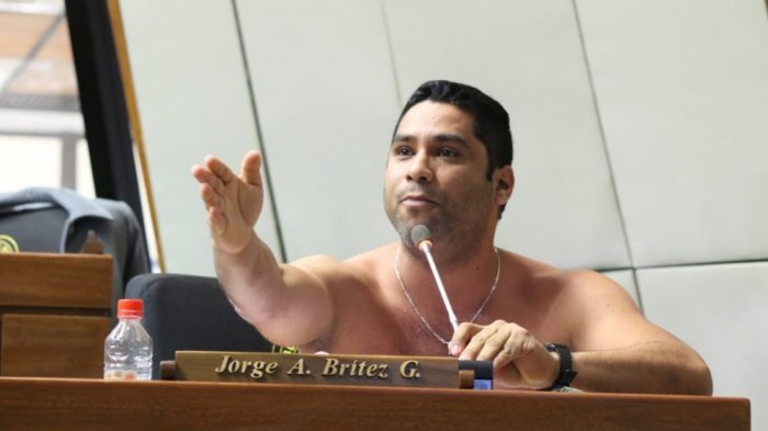 Diputado paraguayo rompió su camisa en plena sesión exigiendo reactivar el comercio