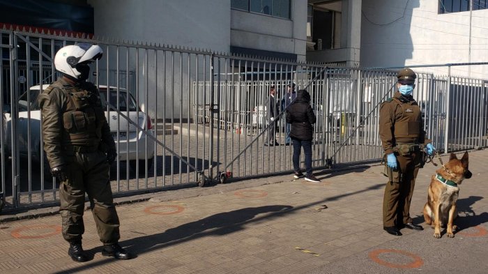 Detienen a mujer con COVID-19 en la fila de una sucursal bancaria en San Miguel