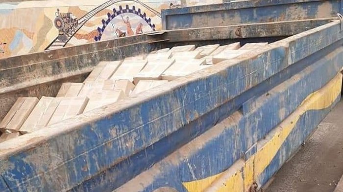 Indignación en Alto Hospicio por traslado de cajas con alimentos en contenedores de basura