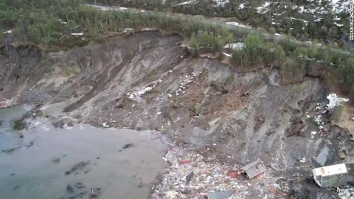 ¡Impresionante video! Deslizamiento de tierra sumergió 8 casas en el mar de Noruega