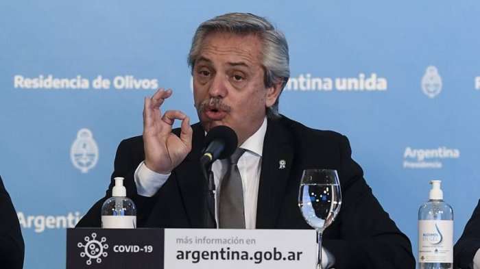 Presidente de Argentina consultó a DT de River Plate sobre posible retorno del fútbol