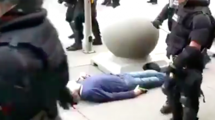 Indignación por video que captó a policías empujando a un adulto mayor: Quedó sangrando y en estado grave