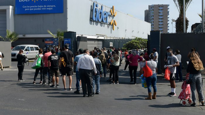 Walmart acorta horario de atención de sus 34 supermercados en la Región Metropolitana
